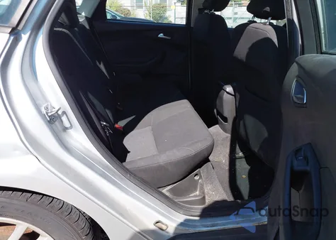 2016 Ford Focus Se z USA, uszkodzony, nr VIN 1FADP3F28GL312346